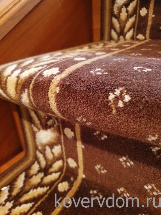 Полушерстяная ковровая дорожка CLASSIC brown с укладкой на лестницу Полушерстяная ковровая дорожка CLASSIC brown с укладкой на лестницу