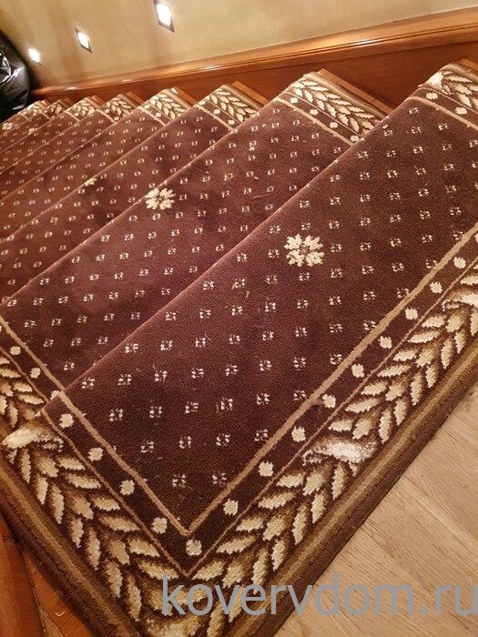 Полушерстяная ковровая дорожка CLASSIC brown с укладкой на лестницу Полушерстяная ковровая дорожка CLASSIC brown с укладкой на лестницу