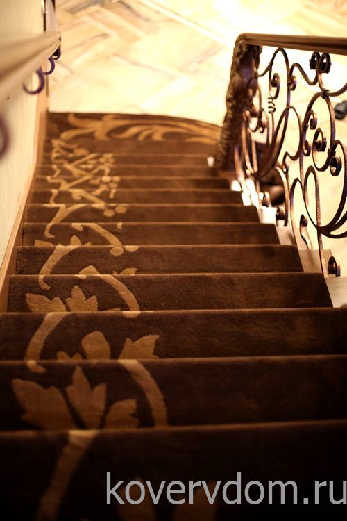 Ковровая дорожка ручной работы на лестницу