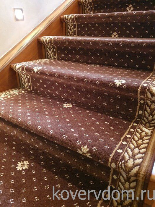 Полушерстяная ковровая дорожка CLASSIC brown с укладкой на лестницу Полушерстяная ковровая дорожка CLASSIC brown с укладкой на лестницу